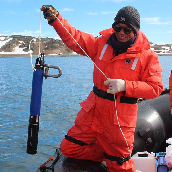 Multiparameter Water Quality Sonde for Unattended Monitoring