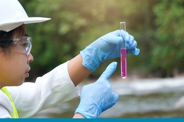 Person in the field holding a sample for chlorine analysis